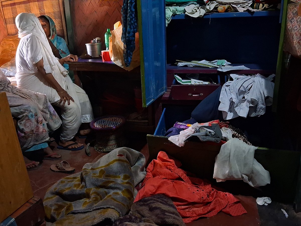 আলমারি তছনছ করে স্বর্ণালংকার ও নগদ টাকা নিয়েছে ডাকাতেরা। আজ সকালে মিরসরাইয়ে