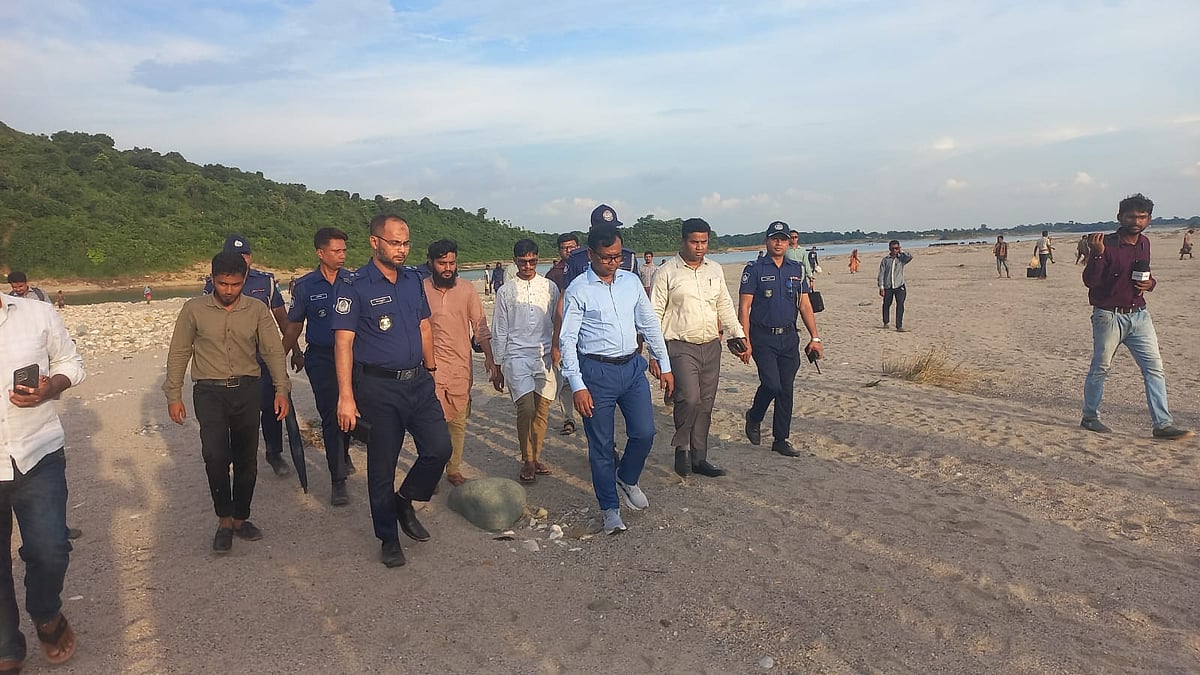 সিলেটের ভোলাগঞ্জ সাদাপাথর এলাকা পরিদর্শনে যান জেলা প্রশাসক মো. সারওয়ার আলম। মঙ্গলবার বিকেলে