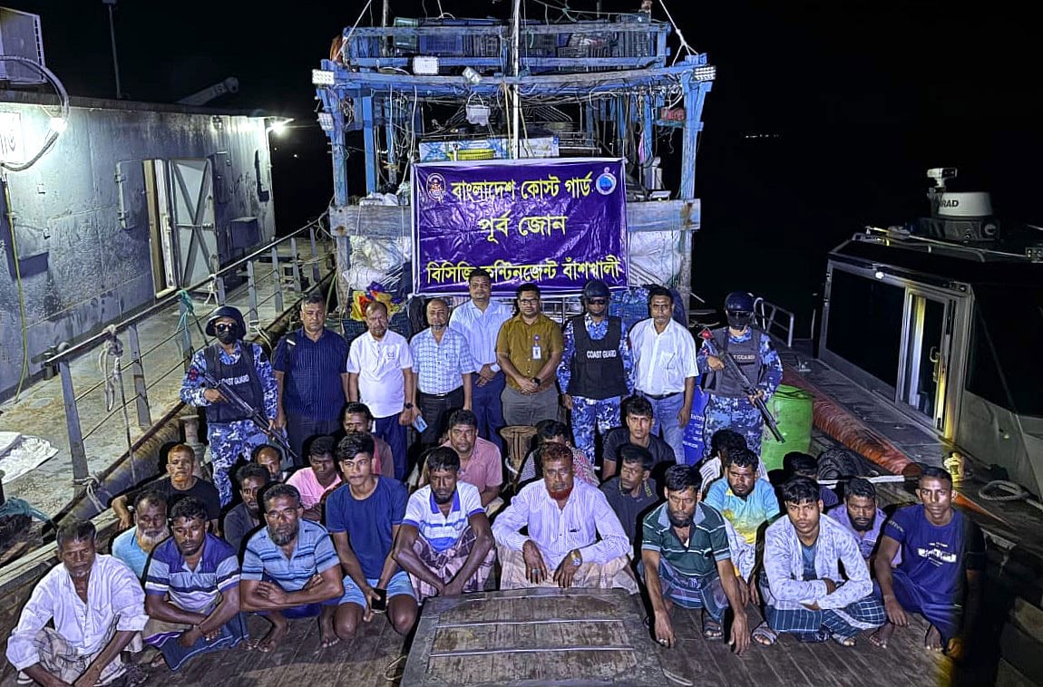 চট্টগ্রামের বাঁশখালীতে অবৈধ ‘আর্টিসানাল’ ট্রলিং বোটের ২৯ জেলেকে আটক করে কোস্টগার্ড