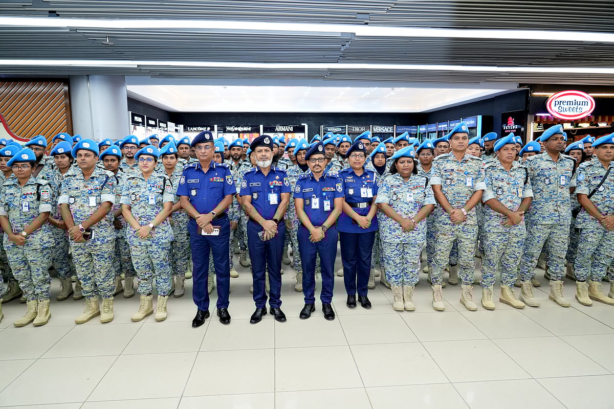 জাতিসংঘ শান্তি রক্ষা মিশনে যোগ দিতে কঙ্গোর কিনশাসায় রওনা হওয়ার আগে বাংলাদেশ পুলিশের একটি দল। আজ মঙ্গলবার দুপুরে ঢাকার হজরত শাহজালাল আন্তর্জাতিক বিমানবন্দরে