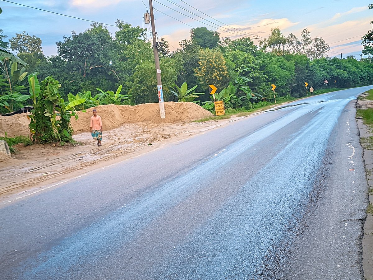 চট্টগ্রাম-কক্সবাজার মহাসড়কের পাশ ঘেঁষে রাখা হয়েছে বালুর স্তুপ। এখান থেকে হয় বেচাকেনা। গতকাল বিকেল সাড়ে চারটার দিকে চকরিয়া উপজেলার হারবাং ইউনিয়নের গয়ালমারা এলাকায়