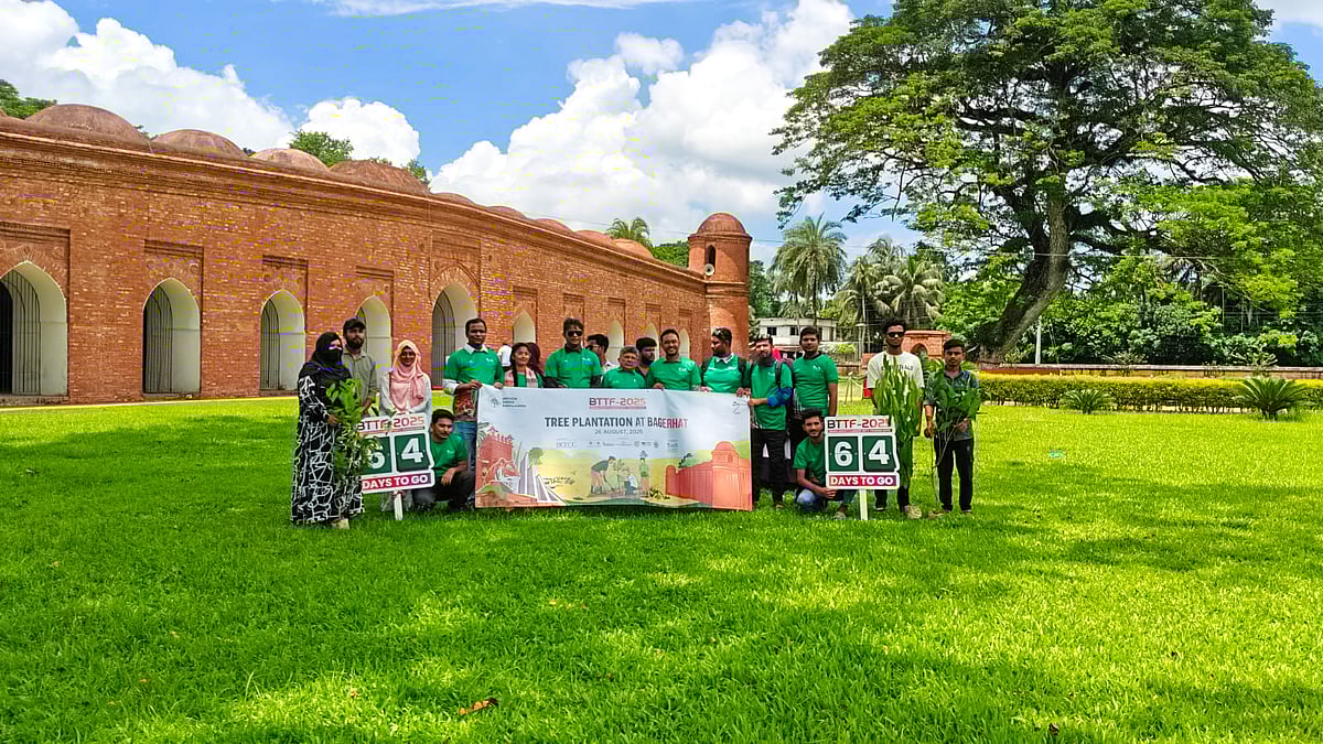 ঐতিহাসিক ষাটগম্বুজ মসজিদ প্রাঙ্গণে  ‘গো গ্রিন, গো বিয়ন্ড’ ক্যাম্পেইনের উদ্বোধন করা হয় আজ