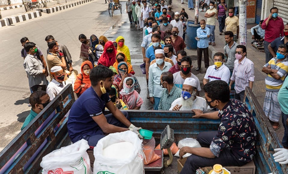 খোলা বাজারে ট্রাকে করে খাদ্যশস্য বিক্রি