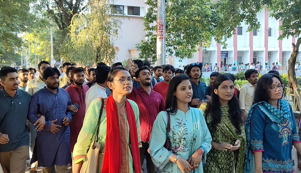 রাকসু নির্বাচনের মনোনয়নপত্র বিতরণের সময় বৃদ্ধি ও নির্বাচন পেছানোর আলোচনার বিষয়ে তাৎক্ষণিক প্রতিবাদ জানিয়ে বিক্ষোভ করেন শিক্ষার্থীরা। মঙ্গলবার বিকেলে রাকসু কোষাধ্যক্ষের কার্যালয়ের পাশের সড়কে