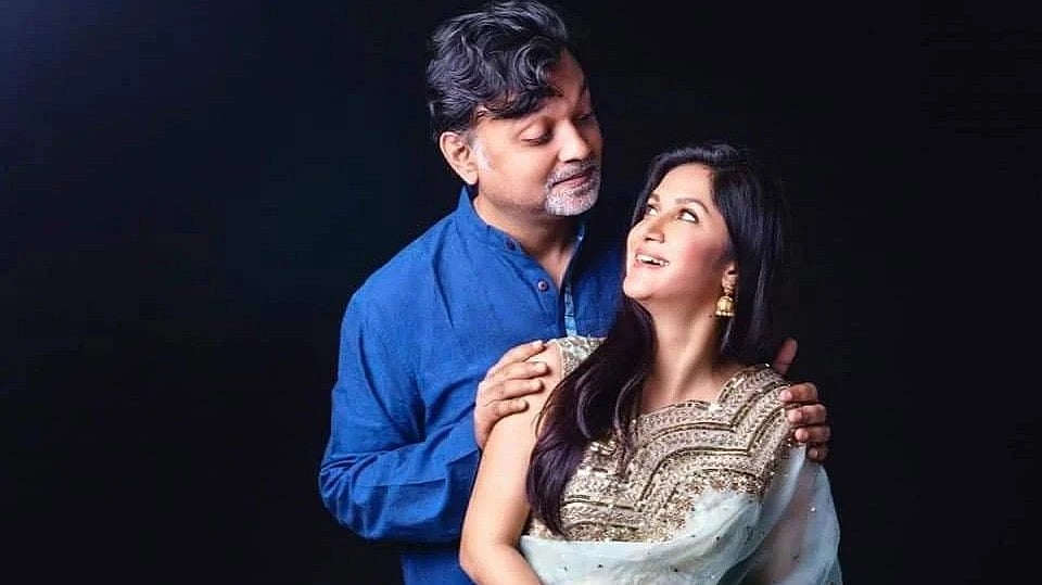 সৃজিত মুখার্জির সঙ্গে মিথিলা। ছবি: ইনস্টাগ্রাম
