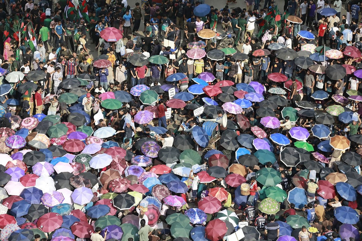 বুয়েটসহ বিভিন্ন বেসরকারি প্রকৌশল বিশ্ববিদ্যালয়ের শিক্ষার্থীরা শাহবাগ মোড় অবরোধ করেছেন। আজ মঙ্গলবার বিকেলে