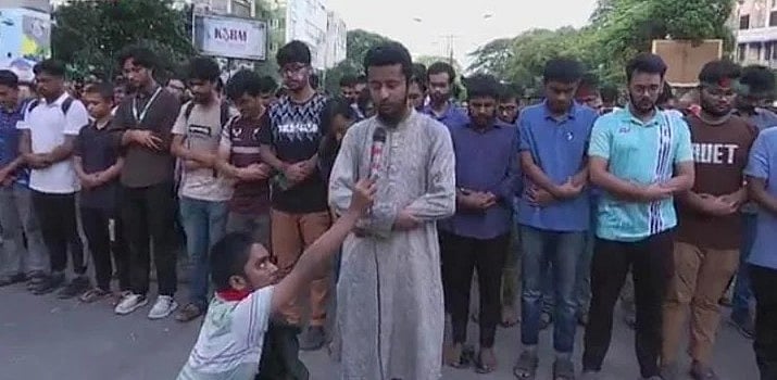 শাহবাগ অবরোধ করে আন্দোলনকারীরা বিশ্ববিদ্যালয় প্রশাসনের জন্য প্রতীকী জানাজা পড়েন