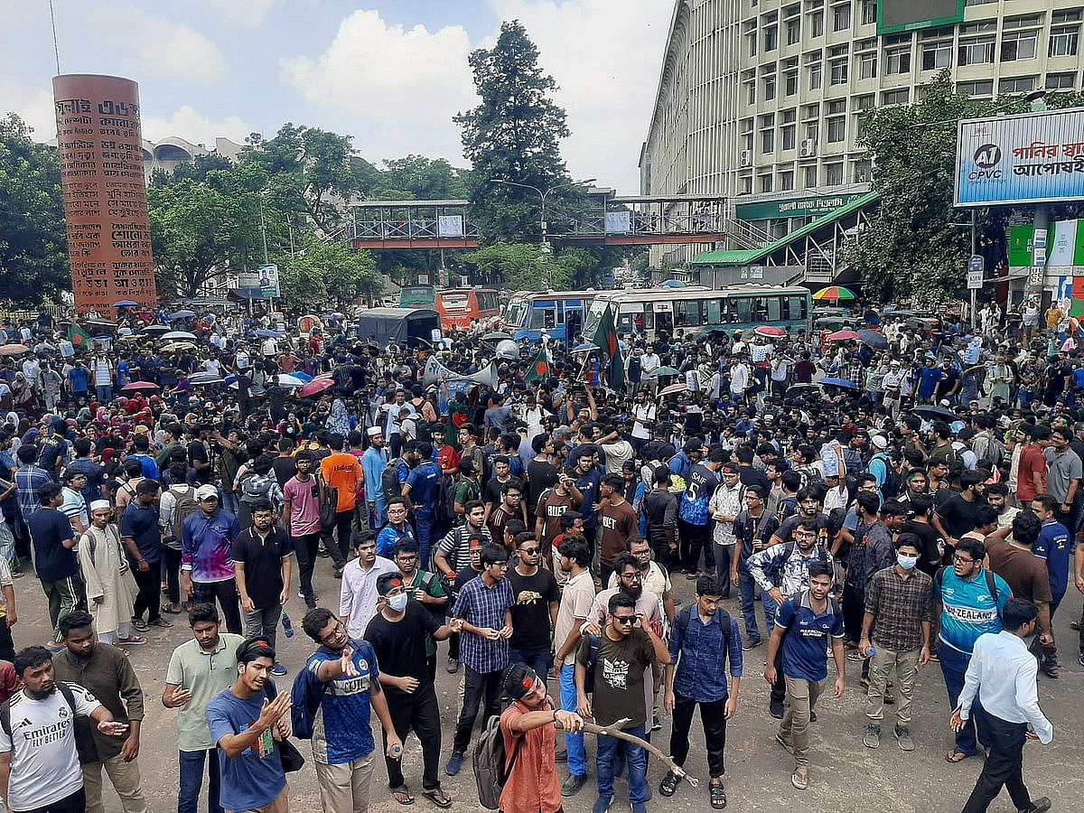 রাজধানীর শাহবাগ অবরোধ করেছে প্রকৌশলের শিক্ষার্থীরা। আজ বুধবার বেলা ১১টা