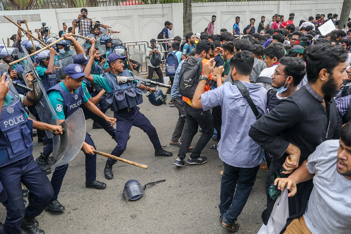আন্দোলনরত প্রকৌশল শিক্ষার্থীদের ওপর পুলিশের হামলার প্রতিবাদ জানাল বুয়েট