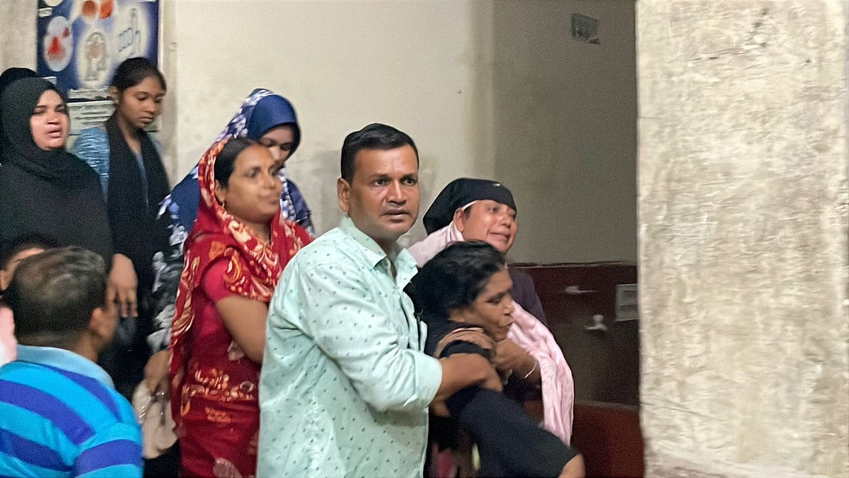 শরীয়তপুরের জাজিরা উপজেলা স্বাস্থ্য কমপ্লেক্সে নিহত বিএনপি নেতার স্বজনদের আহাজারি। গতকাল মঙ্গলবার রাতে