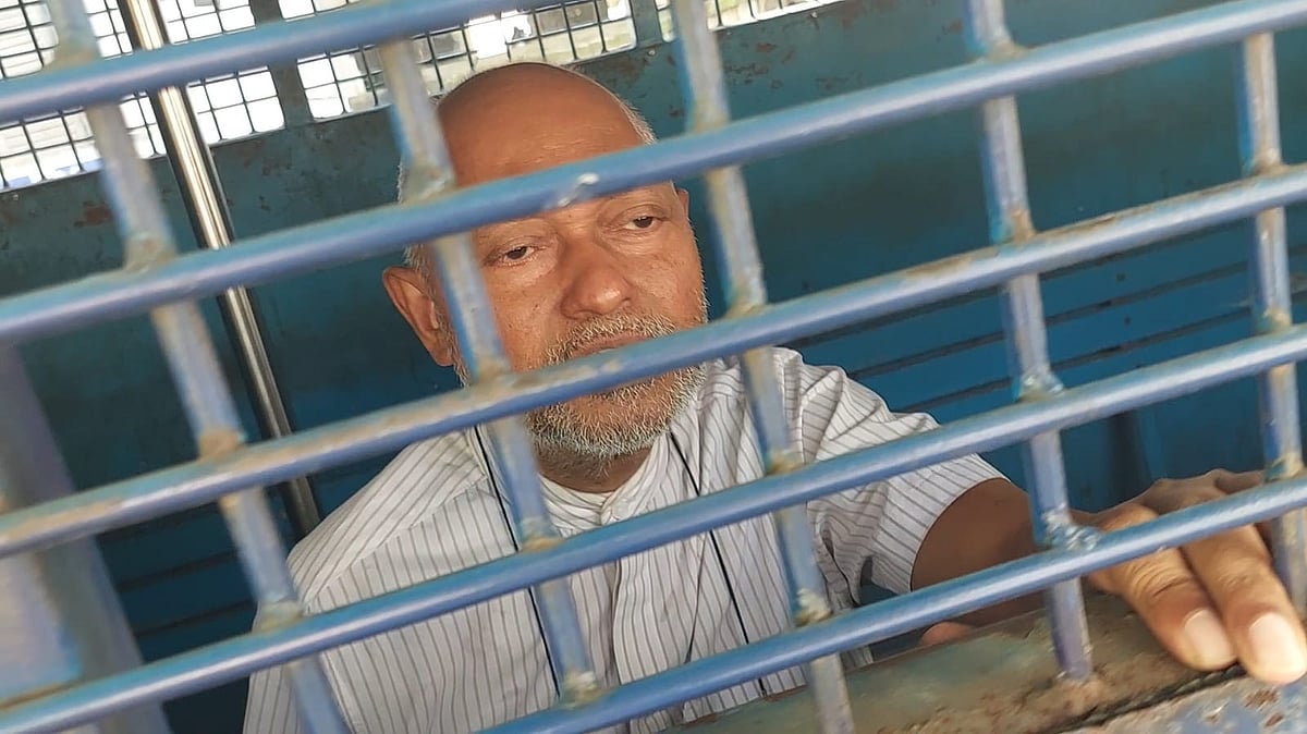 রিমান্ড মঞ্জুরের পর প্রিজন ভ্যানে রংপুরের বেগম রোকেয়া বিশ্ববিদ্যালয়ের সাবেক উপাচার্য অধ্যাপক নাজমুল আহসান কলিমুল্লাহ