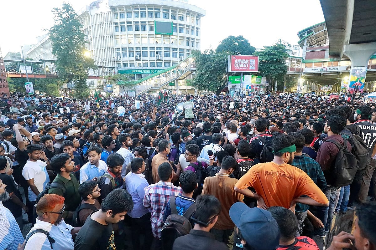 বিকেল পাঁচটার পর আন্দোলনকারী শিক্ষার্থীরা ইন্টারকন্টিনেন্টাল হোটেলের মোড় ছেড়ে আবারও শাহবাগ অবরোধ করেন। ঢাকা। ২৭ আগস্ট