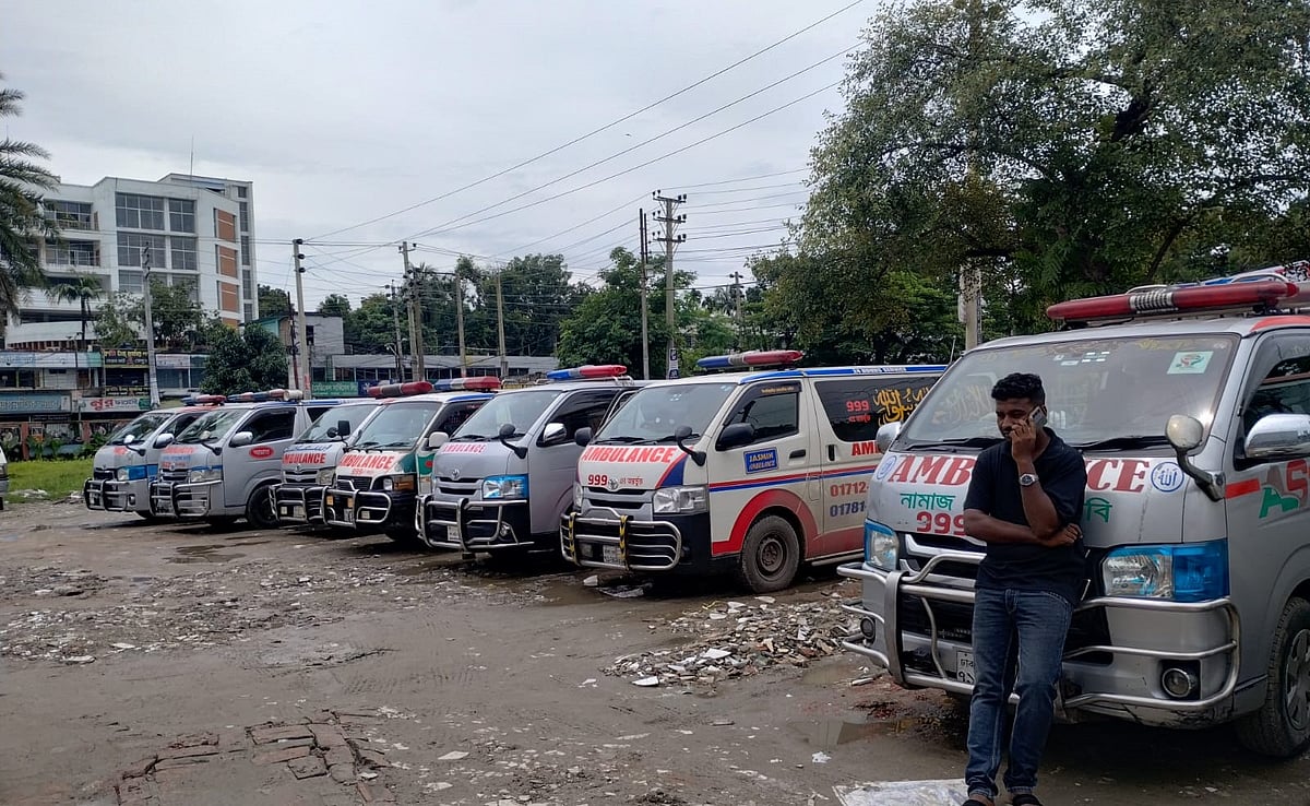অবৈধ অ্যাম্বুলেন্স স্ট্যান্ড উচ্ছেদের প্রতিবাদে অনির্দিষ্টকালের ধর্মঘটে চালকেরা
