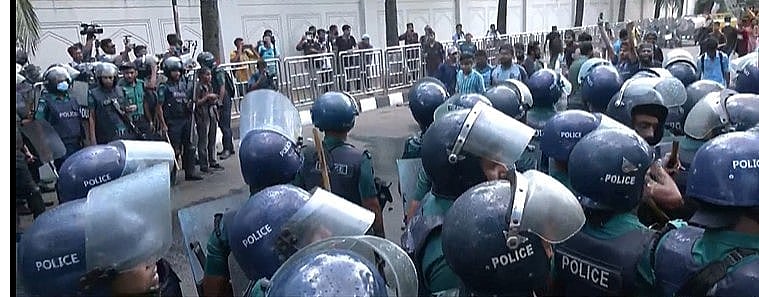 ইন্টারকন্টিনেন্টাল মোড়ে পুলিশের অবস্থান