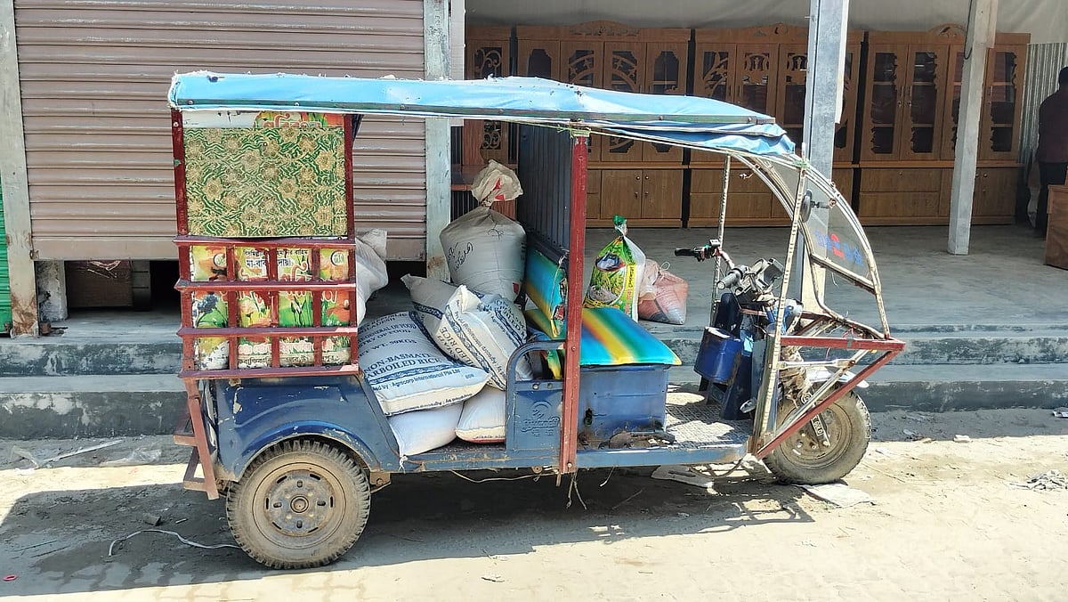 অবৈধভাবে বিক্রির পর ওএমএস কর্মসূচির চালের বস্তাসহ আটক অটোরিকশা। আজ দুপুরে চাঁদপুরের মতলব উত্তর উপজেলার জনতা বাজার এলাকায়