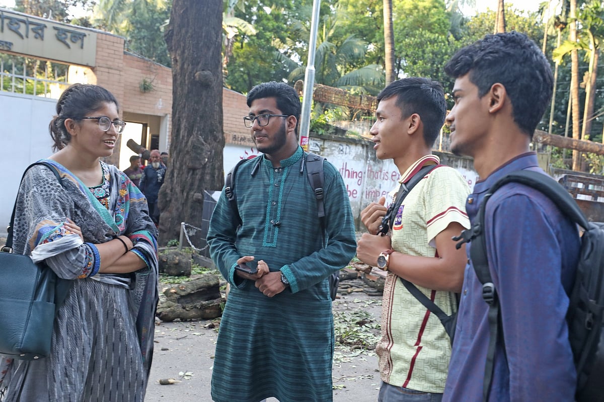 শিক্ষার্থীদের সঙ্গে কথা বলছেন স্বতন্ত্র শিক্ষার্থী ঐক্য প্যানেলের ভিপি প্রার্থী উমামা ফাতেমা। ঢাকা বিশ্ববিদ্যালয় ক্যাম্পাস, ২৭ আগস্ট ২০২৫