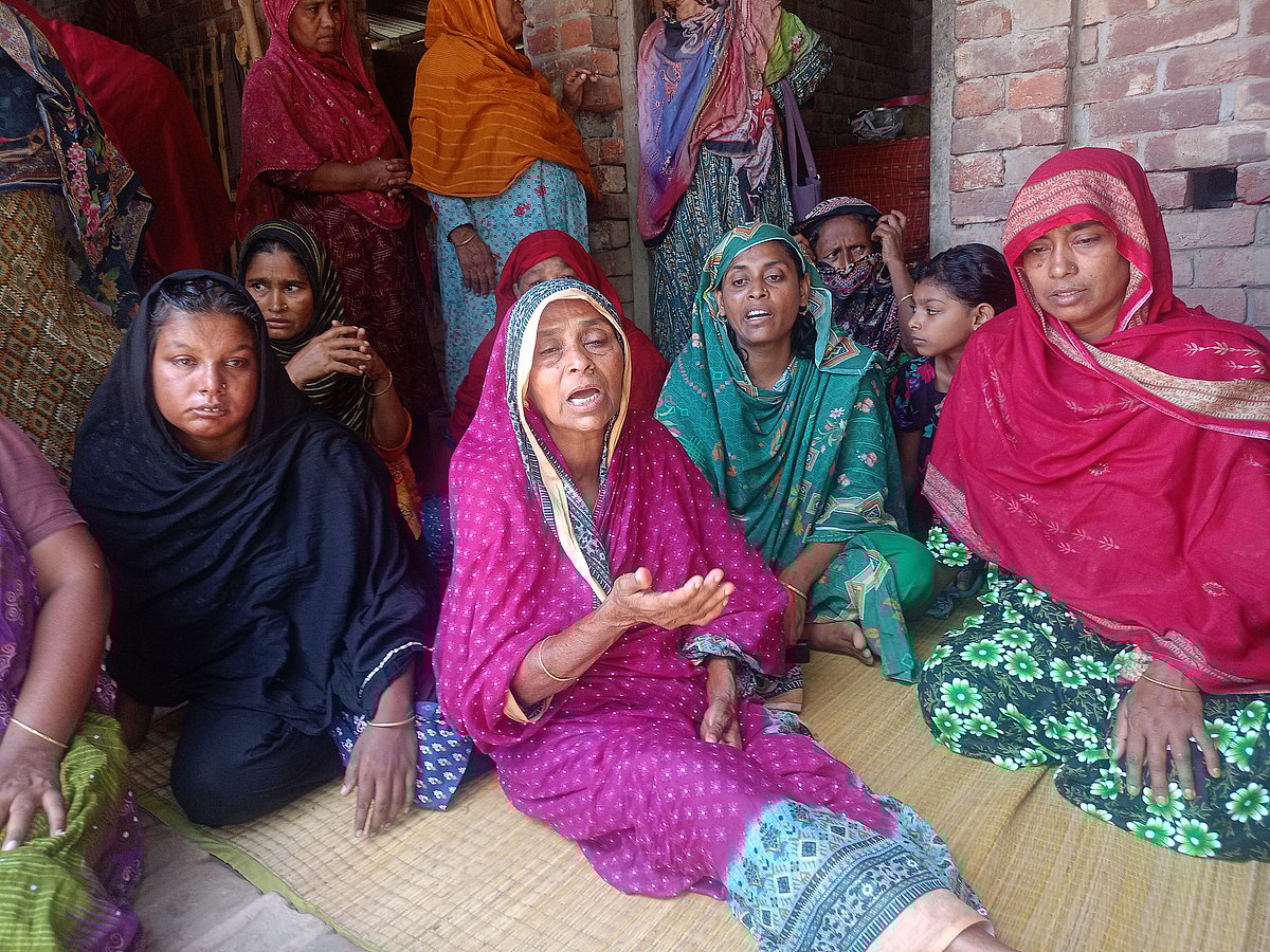 চুয়াডাঙ্গার আলোকদিয়ায় জমিজমার দ্বন্দ্বে জোড়া খুনের ঘটনায় আহাজারি করছেন স্বজনেরা। বুধবার দুপুরে