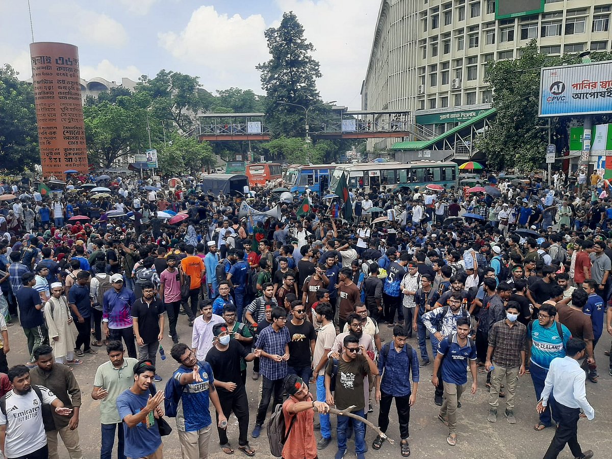 শাহবাগে আজও প্রকৌশলের শিক্ষার্থীদের অবরোধ, যানজট