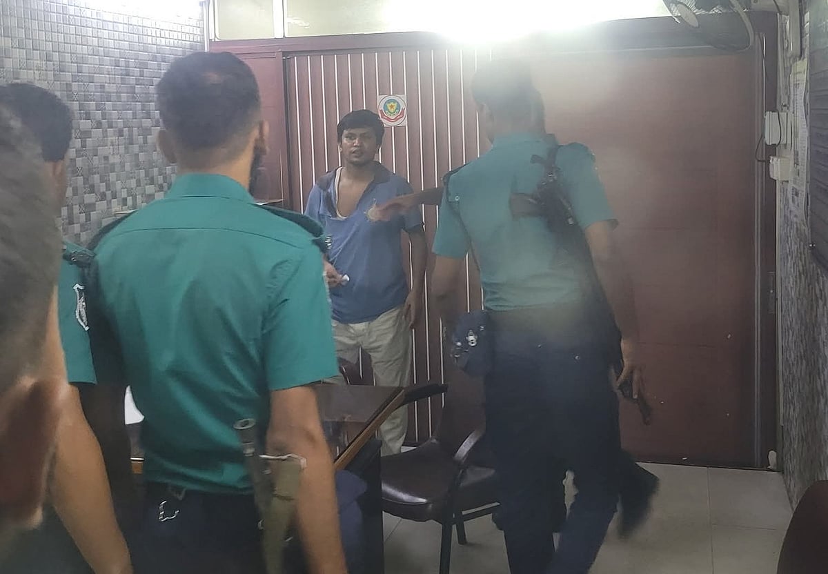 স্বতন্ত্র ভিপি প্রার্থী জালাল আহমদকে গতকাল মঙ্গলবার রাতেই শাহবাগ থানা-পুলিশে সোপর্দ করে বিশ্ববিদ্যালয় প্রশাসন