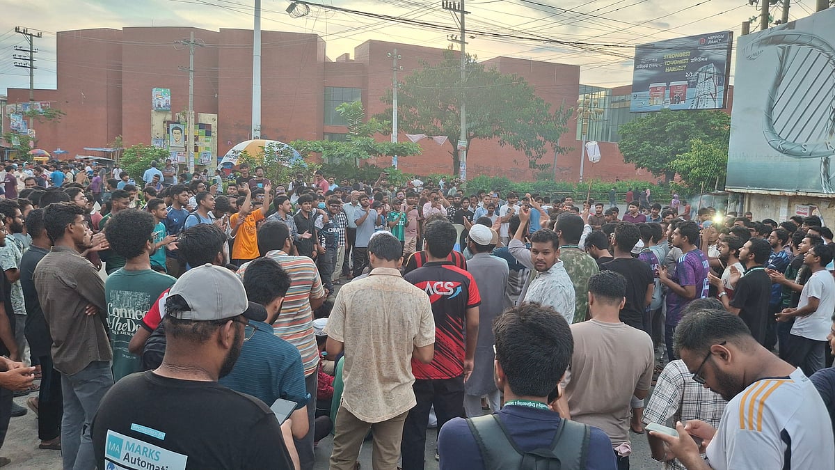 রাজশাহী নগরের তালাইমারী মোড়ে ঢাকা–রাজশাহী মহাসড়ক অবরোধ করে বিক্ষোভ করছেন রুয়েটের শিক্ষার্থীরা। বুধবার বিকেলে