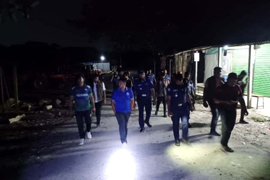 ডাকাত ধরতে আইনশৃঙ্খলা রক্ষাকারী বাহিনীর সাঁড়াশি অভিযান। গতকাল রাতে চাঁদপুরের মতলব উত্তর উপজেলার বেলতলী এলাকায়