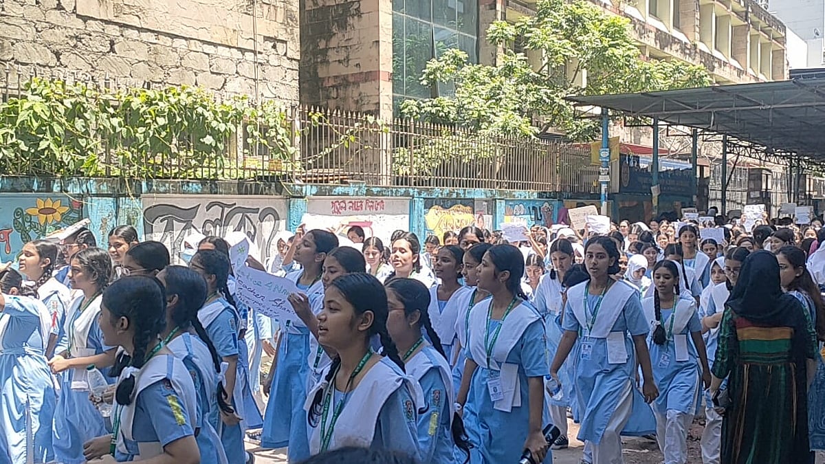 বেলা ১১টা থেকে ১টা পর্যন্ত শিক্ষাপ্রতিষ্ঠানটির সামনে বিক্ষোভ করেন প্রাক্তন ও বর্তমান একদল শিক্ষার্থী