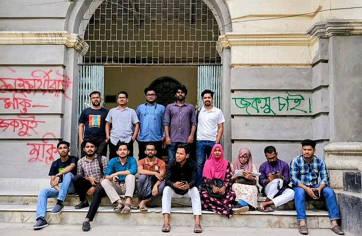 জকসু নির্বাচনের সুস্পষ্ট পথরেখা ও সম্পূরক বৃত্তির দাবিতে ষষ্ঠ দিনের মতো প্রশাসনিক ভবনের সামনে শিক্ষার্থীদের অবস্থান কর্মসূচি। ২৭ আগস্ট, ২০২৫