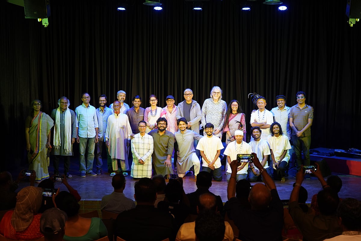 বাংলা ভাষায় স্ট্যান্ডআপ কবিতা পাঠ ও উপস্থাপনের নতুন প্ল্যাটফর্ম ‘অতঃপর শব্দায়ন’–এর উদ্বোধন অনুষ্ঠানের মঞ্চে অতিথি, কবি ও আবৃত্তিশিল্পীরা। মঙ্গলবার সন্ধ্যায় রাজধানীর গ্যেটে ইনস্টিটিউট বাংলাদেশের মিলনায়তনে