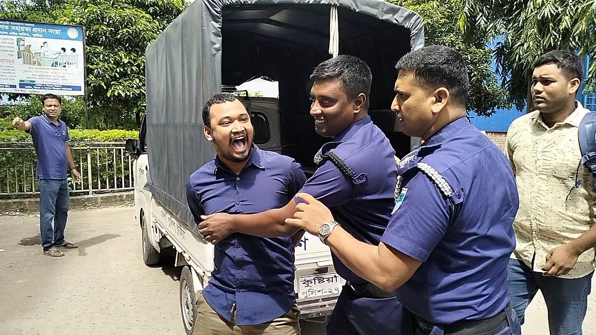 কুষ্টিয়া আদালত চত্বরে ছাত্রলীগ নেতা ‘জয় বাংলা’ স্লোগান দেন। বুধবার দুপুরে আদালত চত্বরে