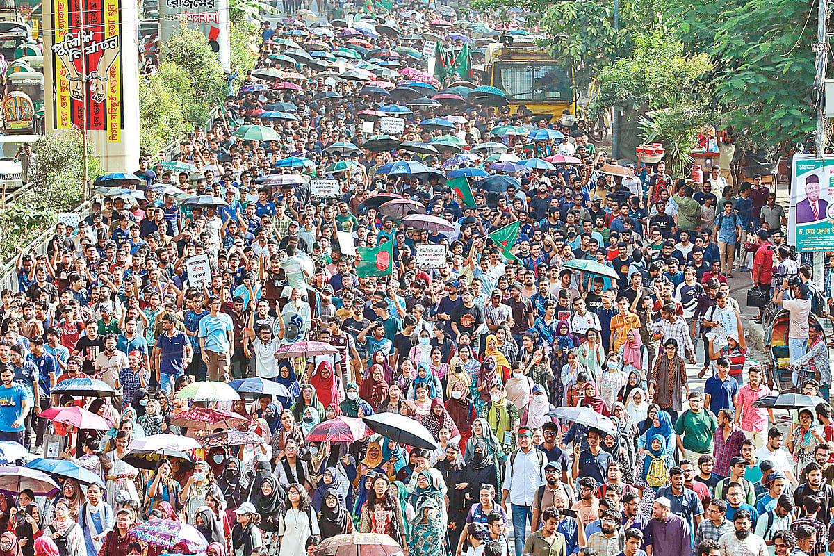 ডিপ্লোমা প্রকৌশলীদের নামের আগে প্রকৌশলী লিখতে না দেওয়াসহ তিন দাবিতে রাজধানীর শাহবাগ মোড় অবরোধ করেন বাংলাদেশ প্রকৌশল বিশ্ববিদ্যালয়সহ (বুয়েট) একাধিক বেসরকারি প্রকৌশল বিশ্ববিদ্যালয়ের শিক্ষার্থীরা।