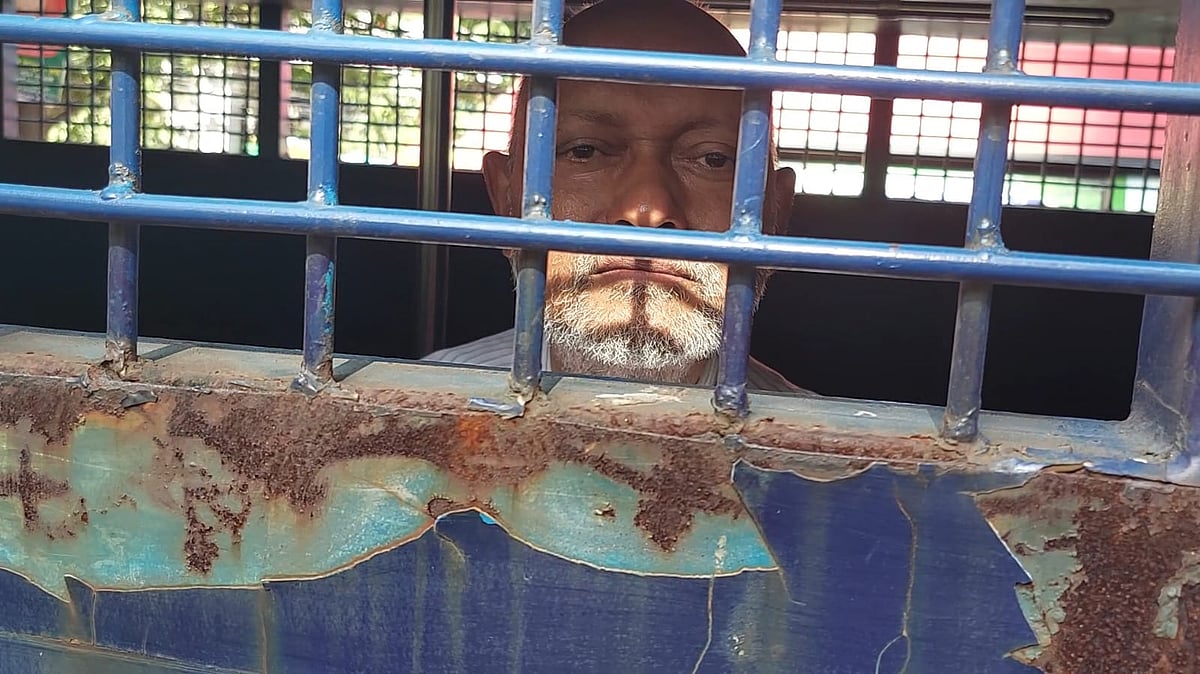 দুর্নীতির এক মামলায় বেগম রোকেয়া বিশ্ববিদ্যালয়ের সাবেক উপাচার্য অধ্যাপক নাজমুল আহসান কলিমুল্লাহর পাঁচ দিনের রিমান্ড মঞ্জুর হওয়ার পর তাঁকে প্রিজন ভ্যানে তুলে কারাগারে নেওয়া হয়। আজ বুধবার বিকেলে ঢাকা মহানগর দায়রা জজ আদালত প্রাঙ্গণে