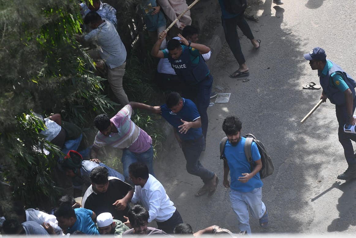 ডিপ্লোমা ইঞ্জিনিয়ারিং ছাত্র-শিক্ষক-পেশাজীবীদের ওপর লাঠিচার্জ করে পুলিশ। আজ বুধবার দুপুরে রাজধানীর কাকরাইলে