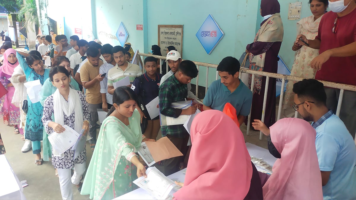 মুন্সিগঞ্জে সংবর্ধনা অনুষ্ঠানে এসে উচ্ছ্বসিত শিক্ষার্থীরা। আজ বুধবার সকালে মুন্সিগঞ্জ শিল্পকলা একাডেমিতে