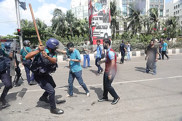 পুলিশের লাঠিপেটা