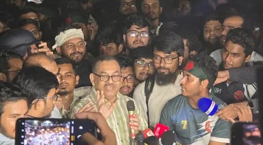 শাহবাগে এসে শিক্ষার্থীদের কাছে ডিএমপি কমিশনারের ‘দুঃখ প্রকাশ’