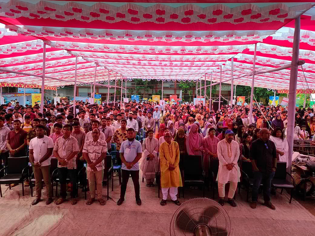 অনুষ্ঠানের শুরুতে মাইলস্টোন স্কুল অ্যান্ড কলেজে বিমান বিধ্বস্তের ঘটনায় নিহতদের স্মরণে এক মিনিট নীরবতা পালন করা হয়। বুধবার সকালে