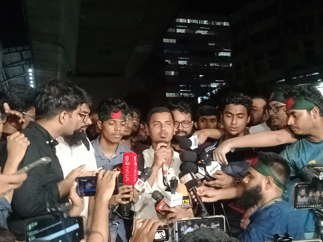 প্রকৌশলী অধিকার আন্দোলনের নেতারা বুধবার রাত সাড়ে ১০টার দিকে শাহবাগ মোড়ে সাংবাদিকদের ব্রিফ করেন