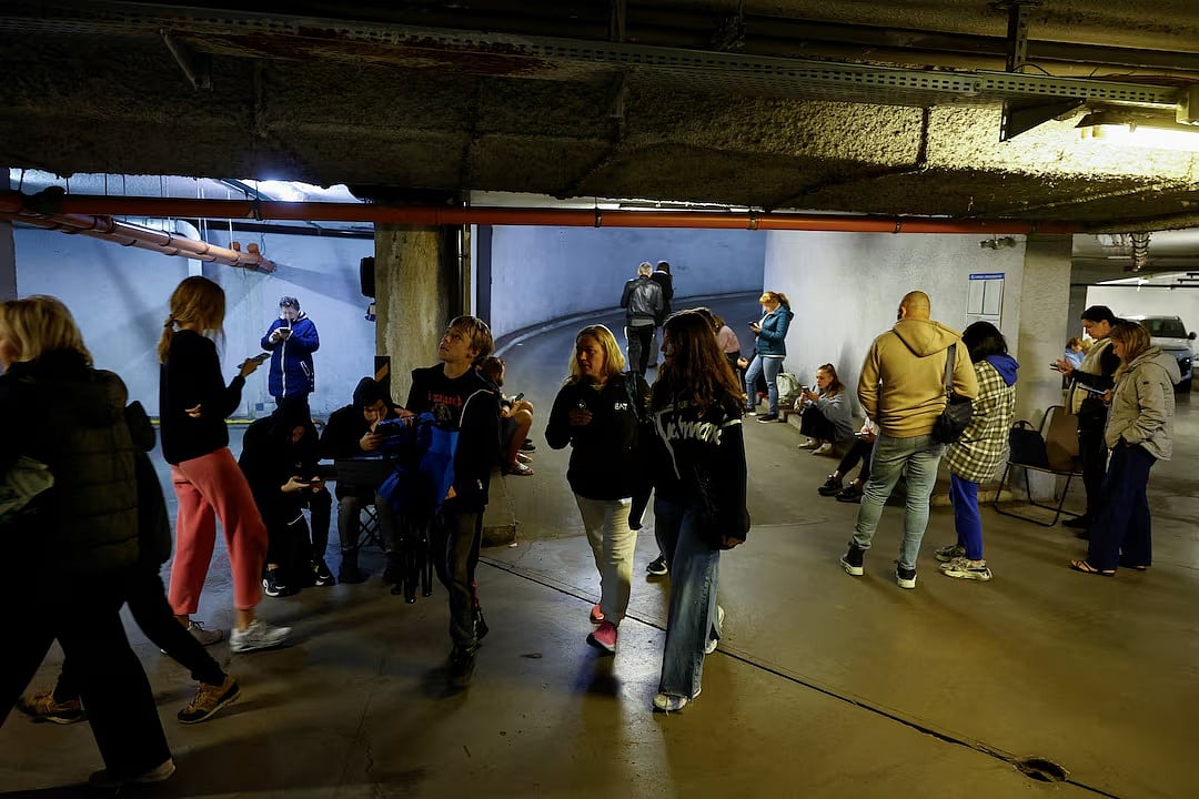 ইউক্রেনের রাজধানী কিয়েভে রুশ হামলার সময় ভূগর্ভস্থ পার্কিংয়ে আশ্রয় নেন স্থানীয় লোকজন