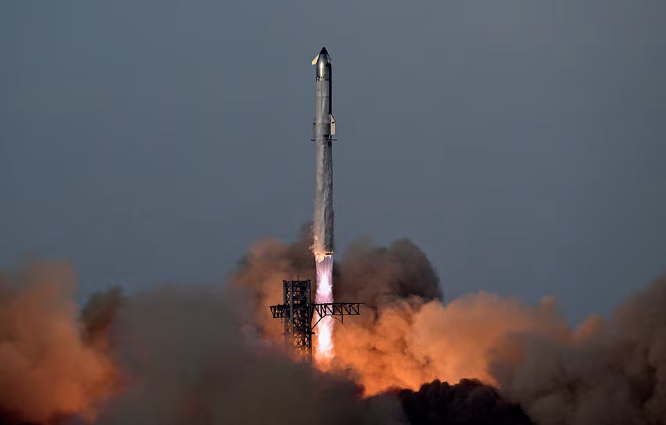 স্পেসএক্সের সুপার হেভি বুস্টার মহাকাশযান স্টারশিপকে নিয়ে আকাশে উঠে যাচ্ছে। ২৬ আগস্ট ২০২৫, টেক্সাসের স্টারবেস