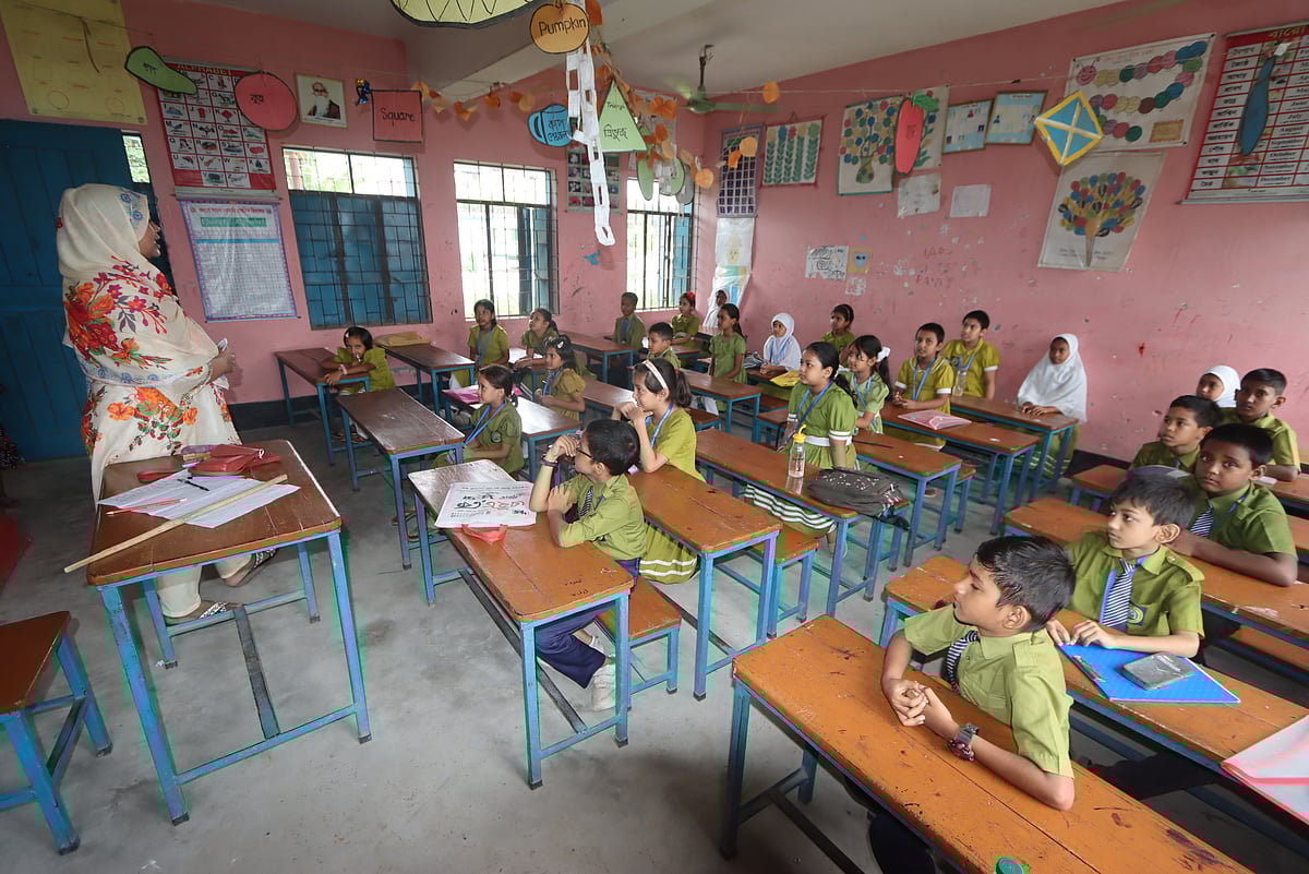 চার বছর বন্ধ থাকার পর আবার শিক্ষার্থীর কলরবে মুখর রংপুর নগরের কামালকাছনা এলাকার কল্যাণী সংসদ সরকারি প্রাথমিক বিদ্যালয়