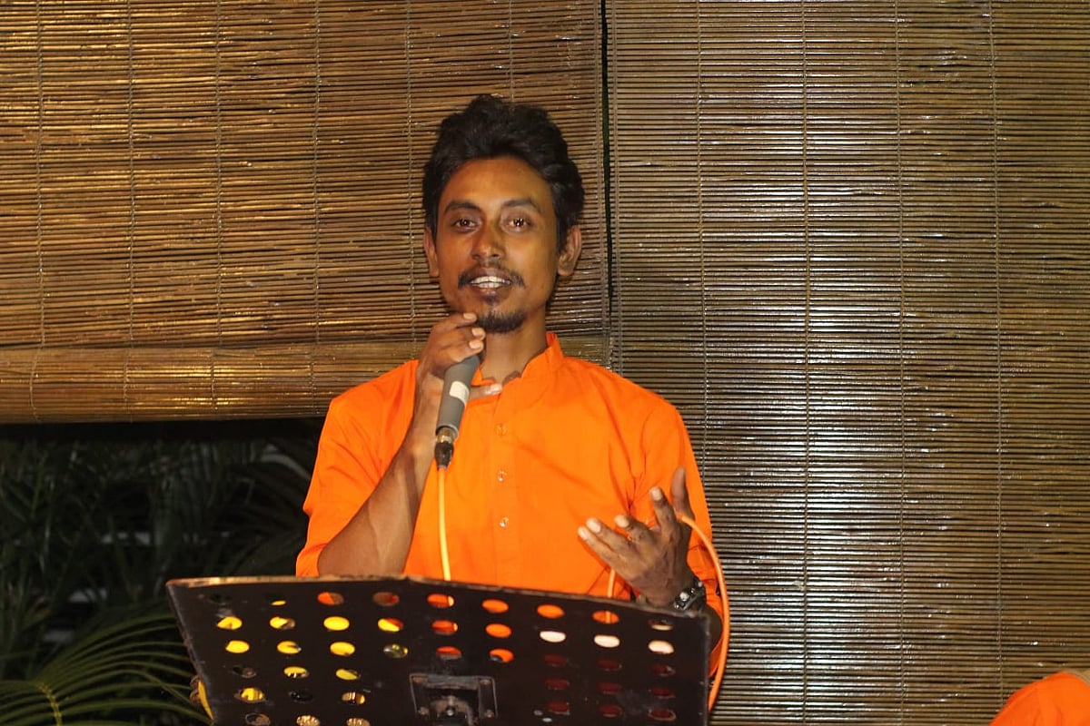 প্রতিদিন সন্ধ্যায় গাইবান্ধার একটি রিসোর্টে সংগীত পরিবেশন করেন আশিকুর রহমান