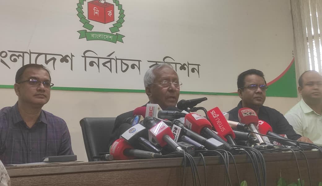 রাজধানীর আগারগাঁওয়ে নির্বাচন ভবনের মিডিয়া সেন্টারে সংবাদ ব্রিফিং করেন ইসি সচিব আখতার আহমেদ। ২৮ আগস্ট
