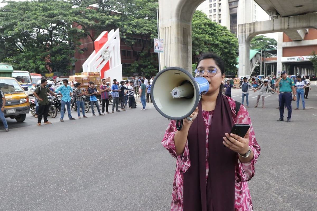 দুপুর সাড়ে ১২টার পর সড়ক ছেড়ে দেন শিক্ষার্থীরা