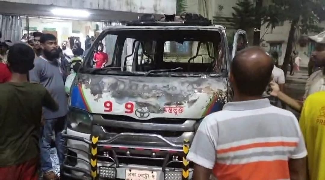 বিস্ফোরণের পর অ্যাম্বুলেন্সে আগুন ধরে গেলে আশপাশে আতঙ্ক ছড়িয়ে পড়ে। বৃহস্পতিবার রাত সাড়ে ৮টার দিকে নারায়ণগঞ্জ জেনারেল হাসপাতালের (ভিক্টোরিয়া) সামনে