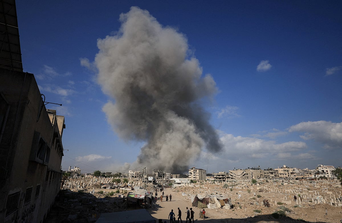 গাজা নগরীকে আজ বৃহস্পতিবার ইসরায়েলের হামলায় সৃষ্ট ধোঁয়ার কুণ্ডলী