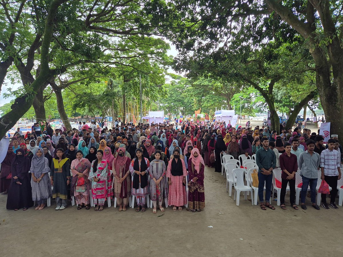 অনুষ্ঠানের শুরুতে রাজধানীর মাইলস্টোন স্কুল অ্যান্ড কলেজে যুদ্ধবিমান দুর্ঘটনায় নিহত ব্যক্তিদের স্মরণে দাঁড়িয়ে এক মিনিট নীরবতা পালন করা হয়। বৃহস্পতিবার চাঁদপুর শহরের বড় স্টেশন মোলহেডে