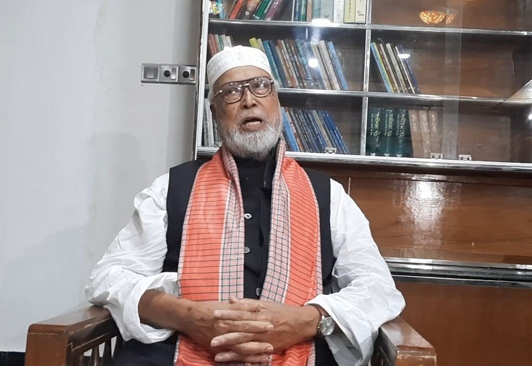 সংবাদ সম্মেলন ডেকে কথা বলছেন কৃষক শ্রমিক জনতা লীগের সভাপতি বঙ্গবীর কাদের সিদ্দিকী। বৃহস্পতিবার বিকেলে টাঙ্গাইল শহরের বাসভবনে