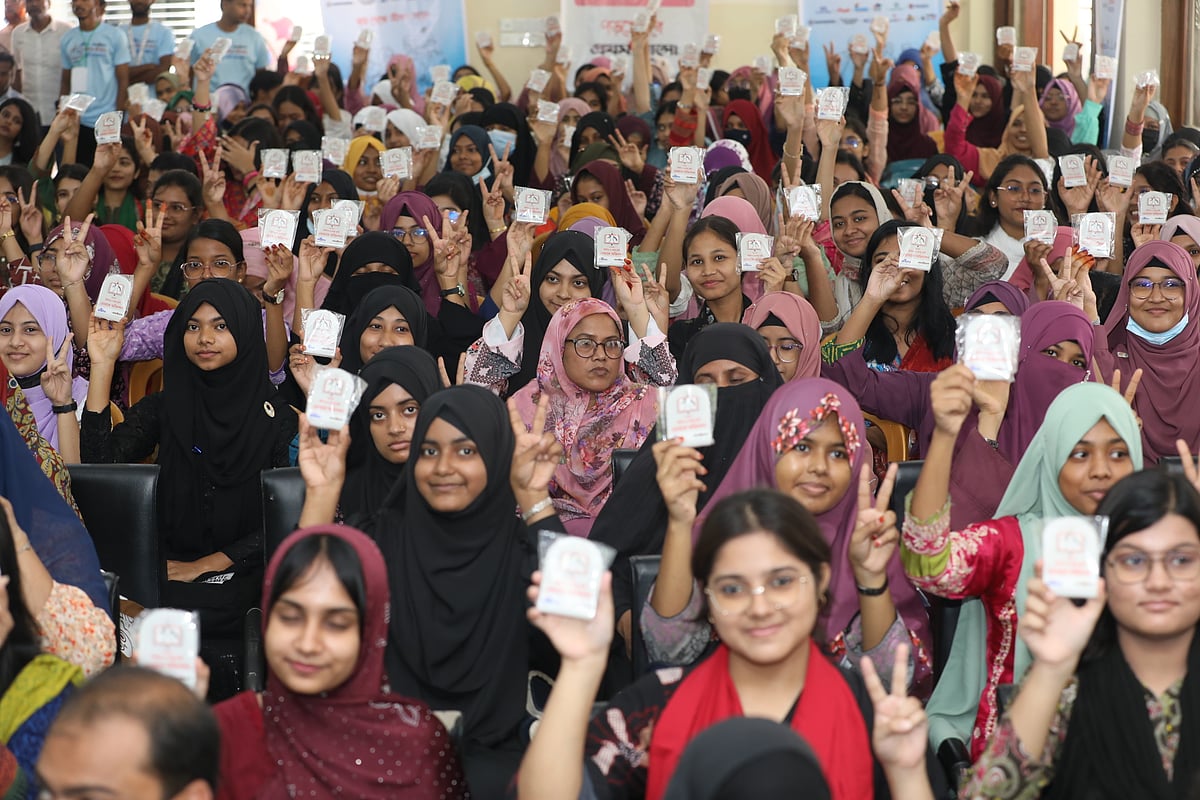 উপজেলা পরিষদের মোহাম্মদ মুজিবর রহমান ঢালী স্মৃতি মিলনায়তনে শিক্ষার্থীদের উল্লাস। আজ বৃহস্পতিবার