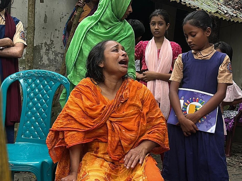 ১১ বছর বয়সী সোহাগীকে হারিয়ে ঘরের সামনে বিলাপ করছিলেন মা জাকিয়া বেগম। আজ দুপুরে গোপালগঞ্জ পৌরসভার মৌলভীপাড়া এলাকায়