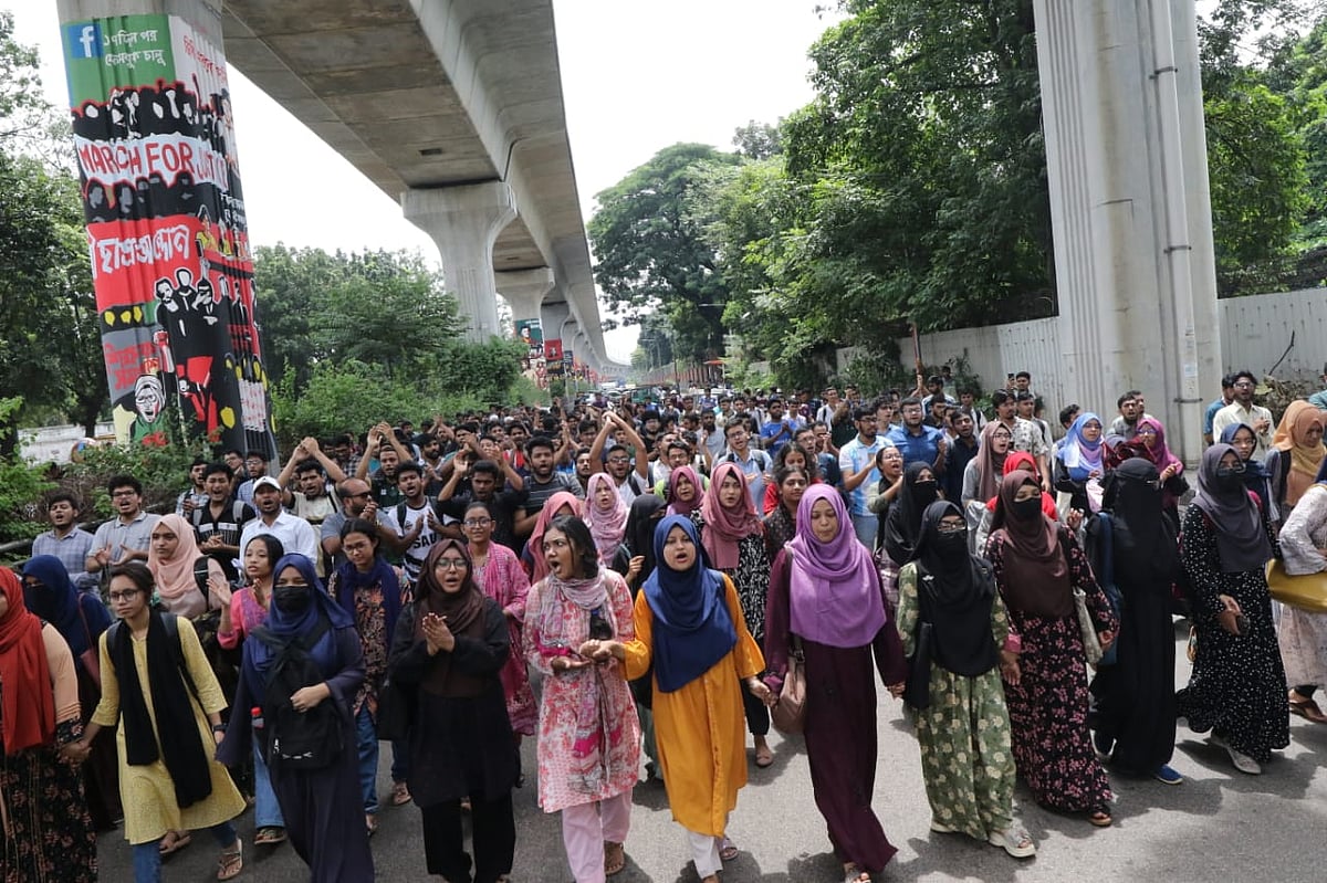 রাজধানীর আগারগাঁওয়ে ‘ব্লকেড’ করেছে শেরেবাংলা কৃষি বিশ্ববিদ্যালয়ের (শেকৃবি) শিক্ষার্থীরা। আজ বৃহস্পতিবার দুপুরে